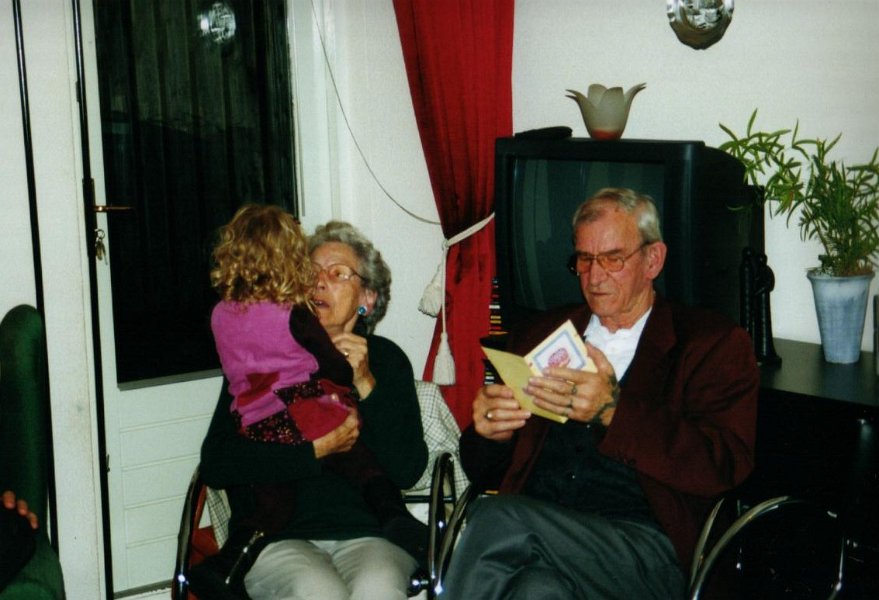 2001.11.11.02.23 puck en oma en opa de roode